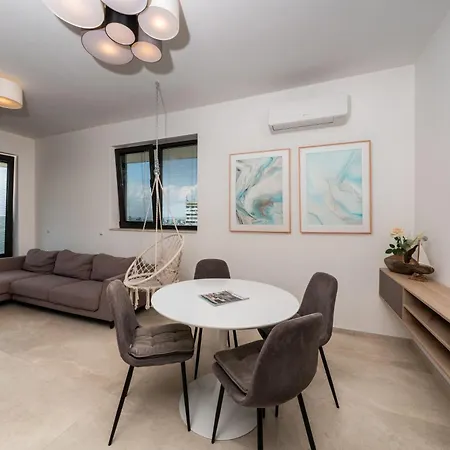 Spacious, Panoramic, Fantastic Location, Parking *