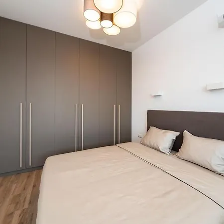Spacious, Panoramic, Fantastic Location, Parking *